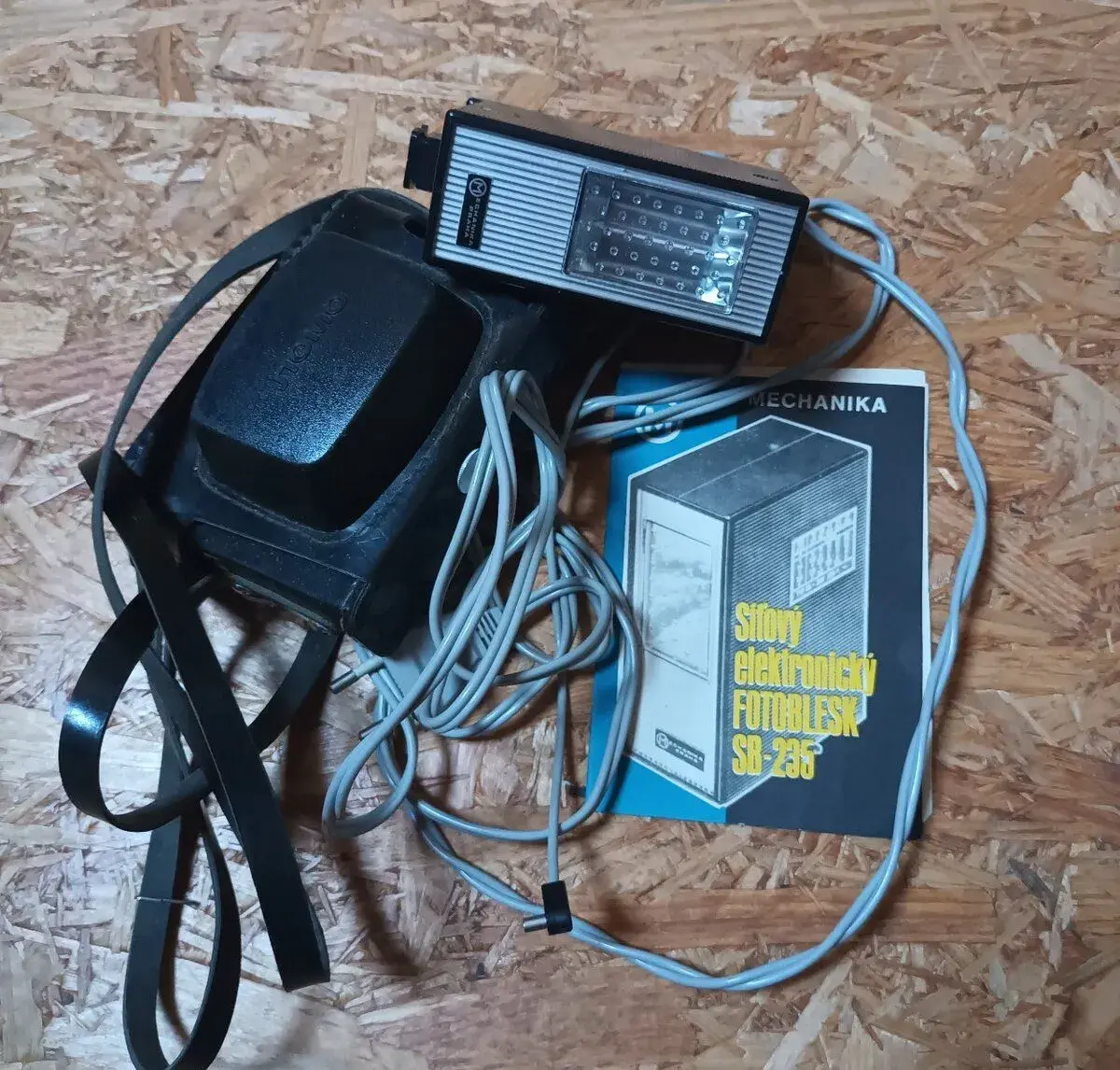 Fotoaparát SMENA s bleskem