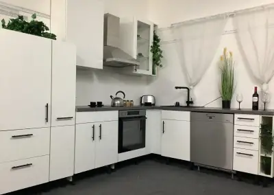 Světlá moderní kuchyňská linka ADINA