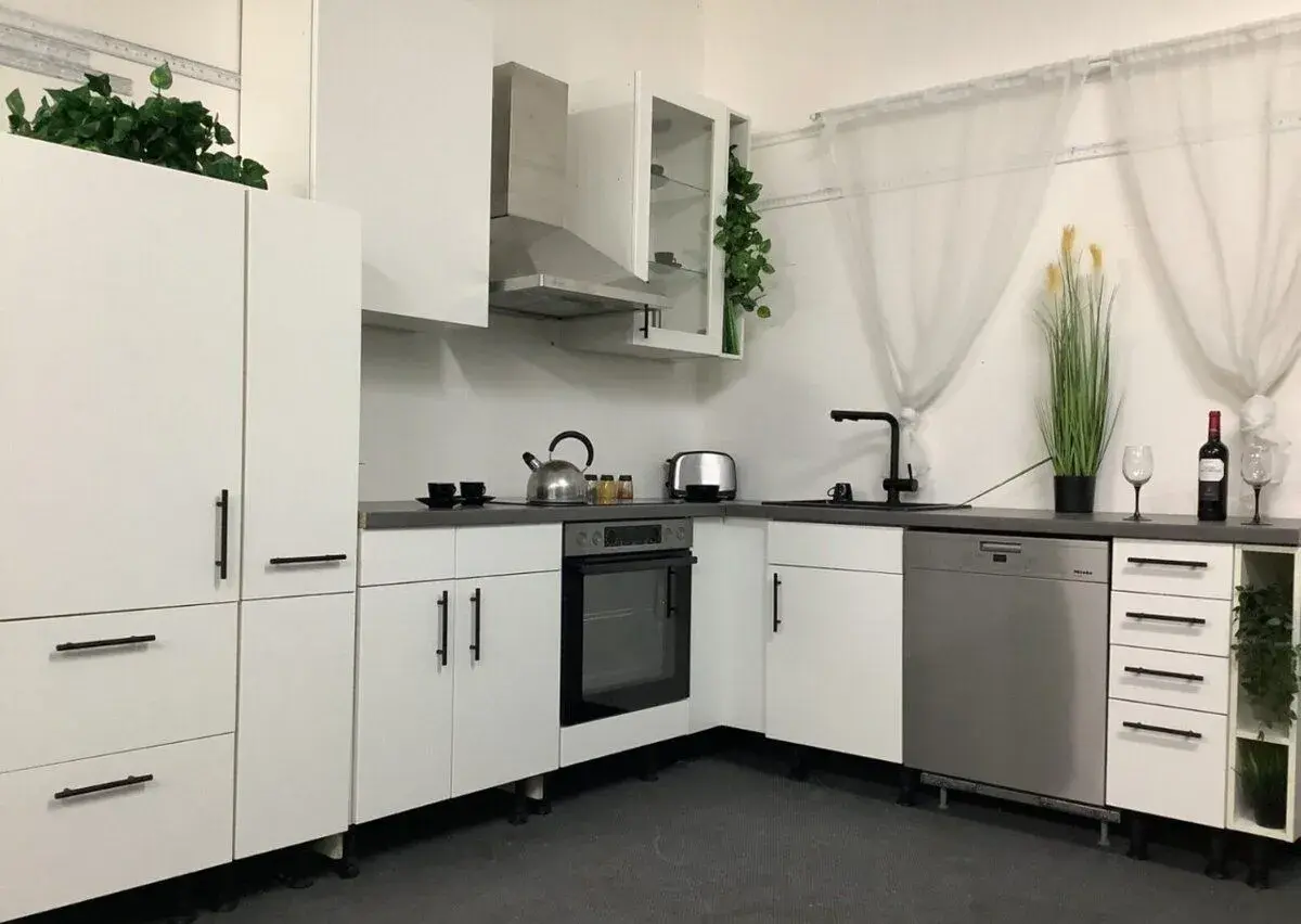 Světlá moderní kuchyňská linka ADINA