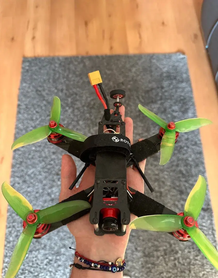 FPV dron Rotorama Mini 210 + 5 baterií + vrtule