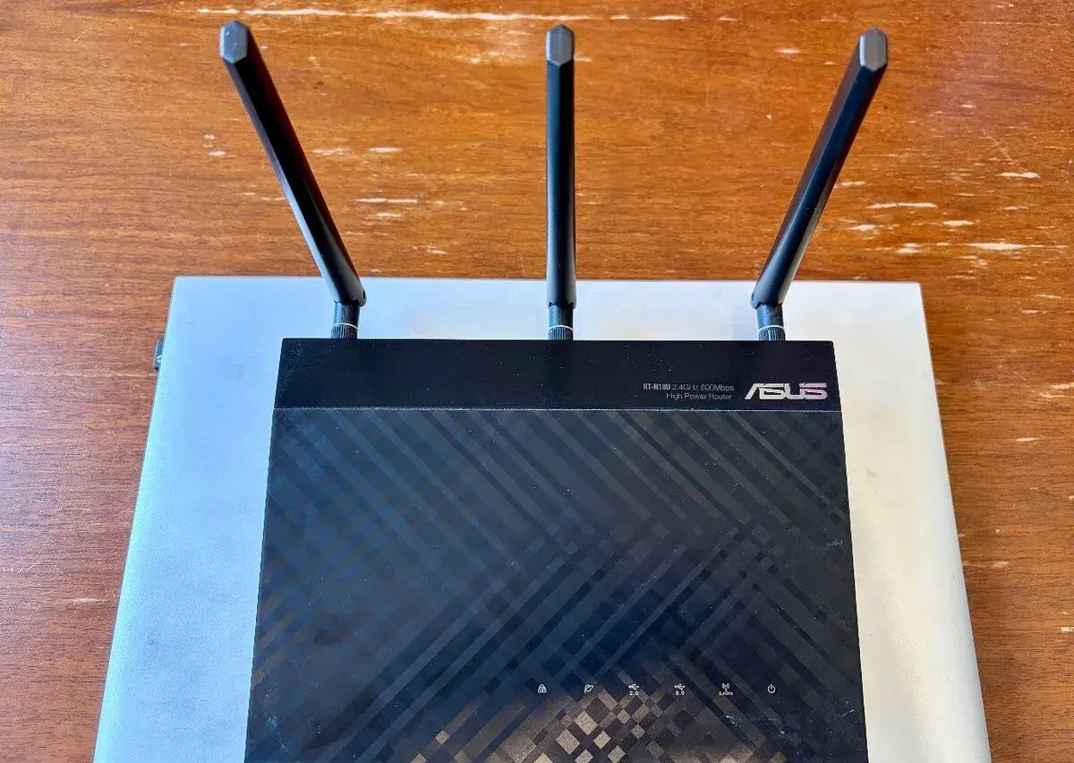 WiFi router ASUS RT-N18U (600 Mb/s, gigabit, USB 3.0)