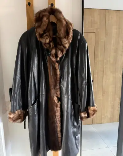 Kožený kabát s norkovým límcem