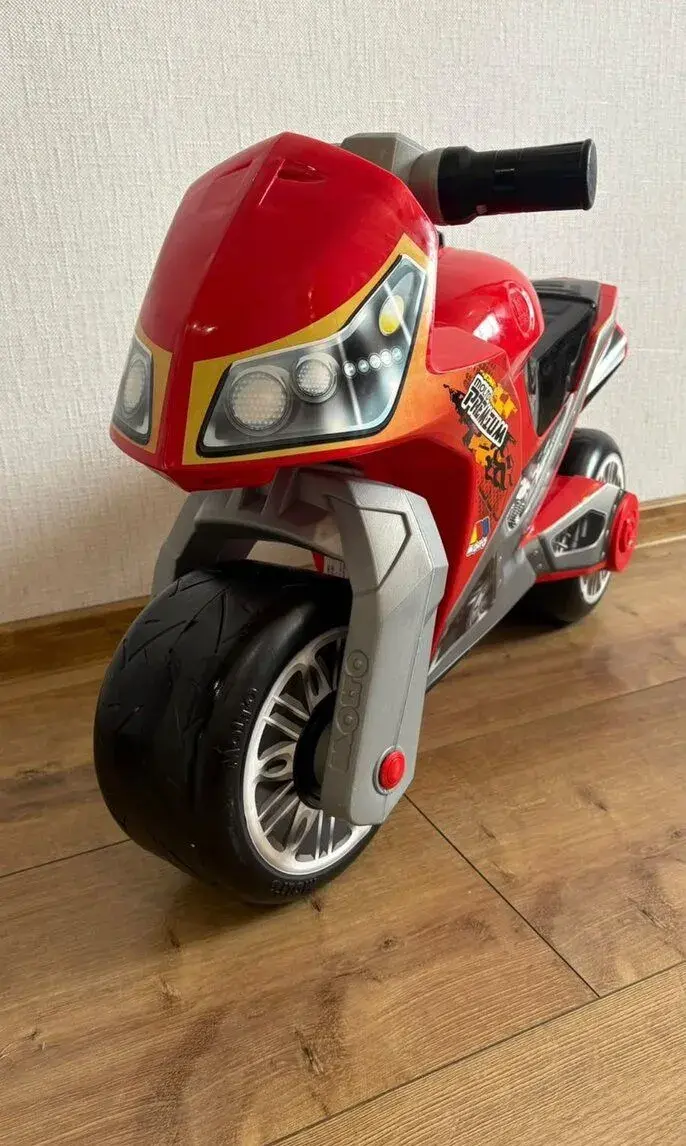 Dětskou plastovou motorku