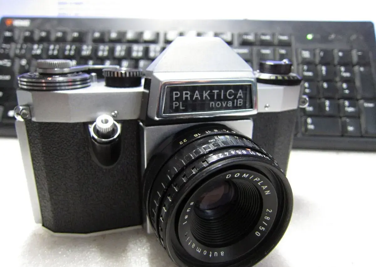 Praktica PL nova 1B (Po servisu)+ Domiplan 50mm f/2.8, obal
