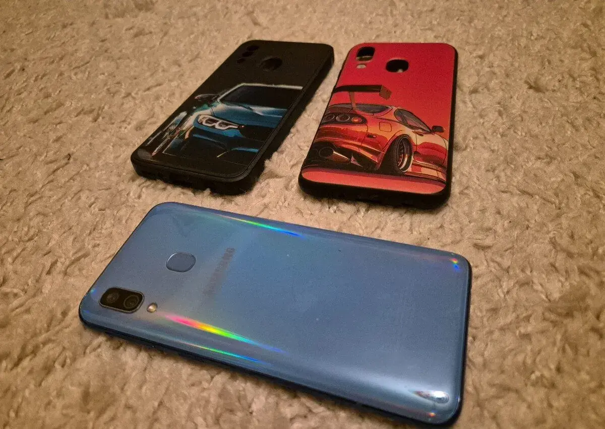 Kompaktni Samsung A40 v top stavu, vcetne dvou krytu