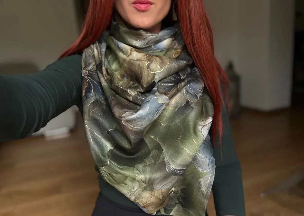 zelený hřejivý šál se zlatými detaily
