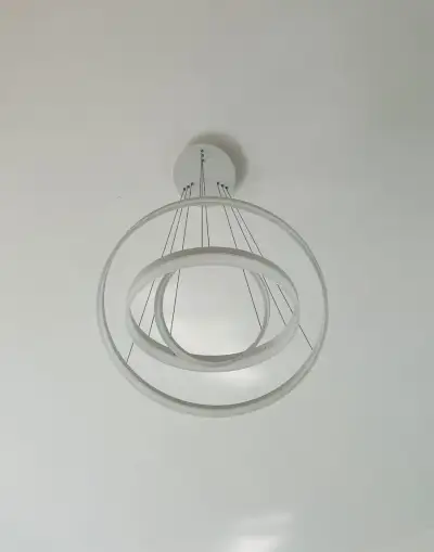 CIRCLE VISÍCÍ LAMPA BÍLÁ