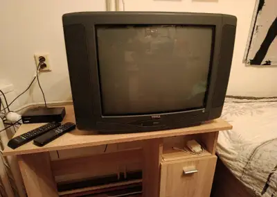 Televize Tesla Elektra a set-top box Strong.