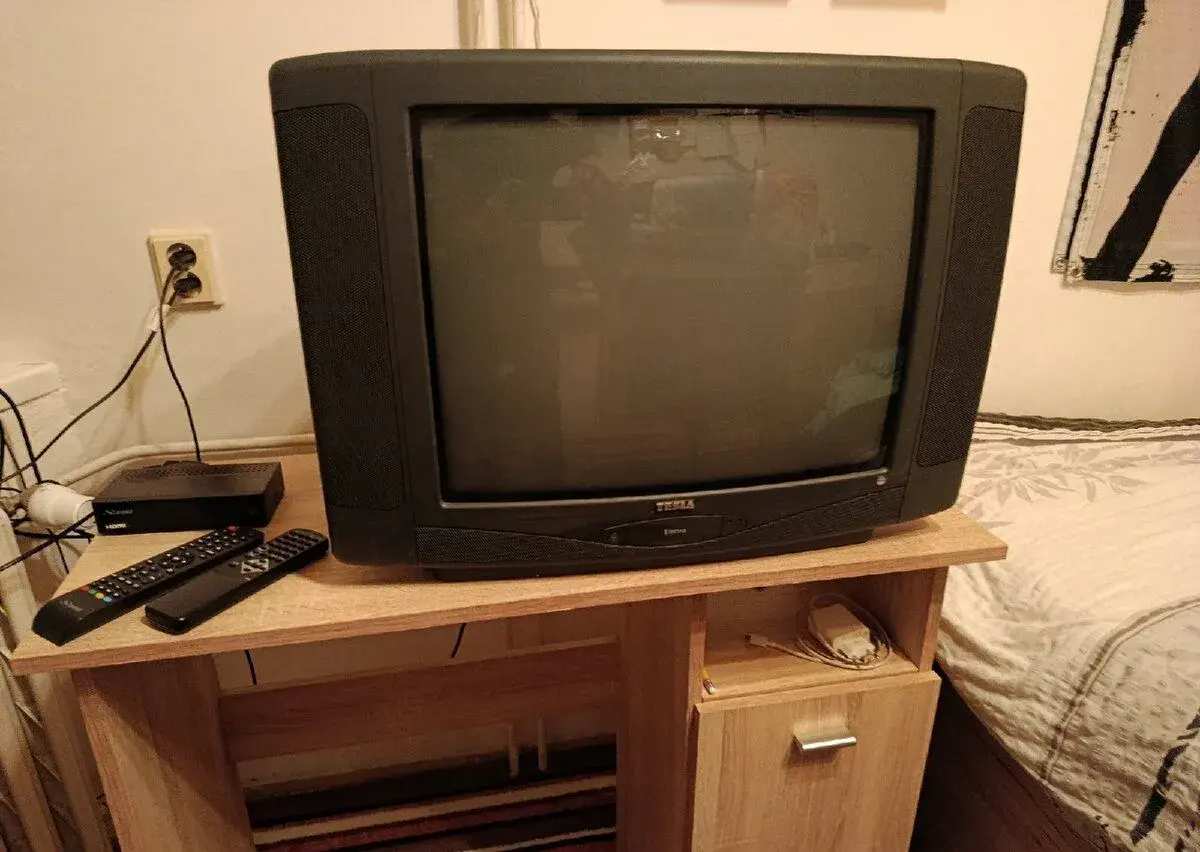 Televize Tesla Elektra a set-top box Strong.