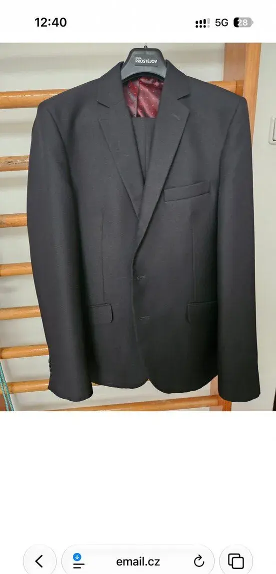 Panské tmavošedé obleky
