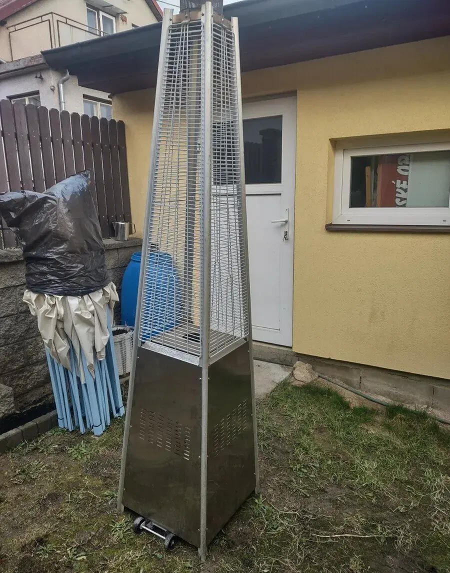 Venkovní topidlo piramida