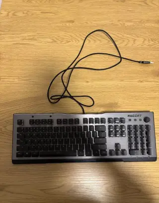 ROCCAT Vulcan 120 AIMO – mechanická herní klávesnice
