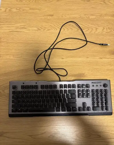 ROCCAT Vulcan 120 AIMO – mechanická herní klávesnice