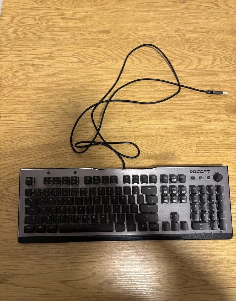 ROCCAT Vulcan 120 AIMO – mechanická herní klávesnice