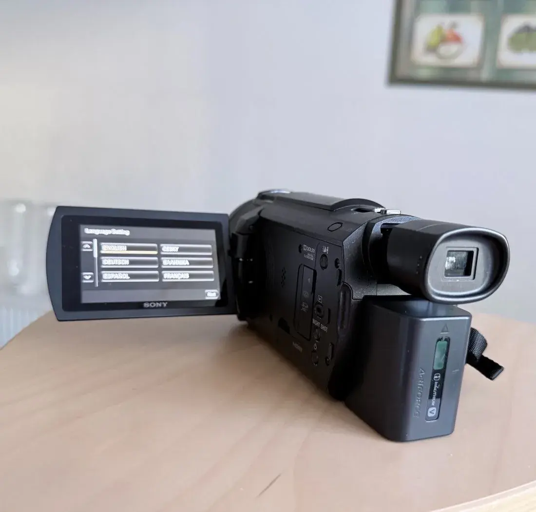 Kamera SONY FDR-AX53 + 3x baterie FV100 + nabíječka, UV filt