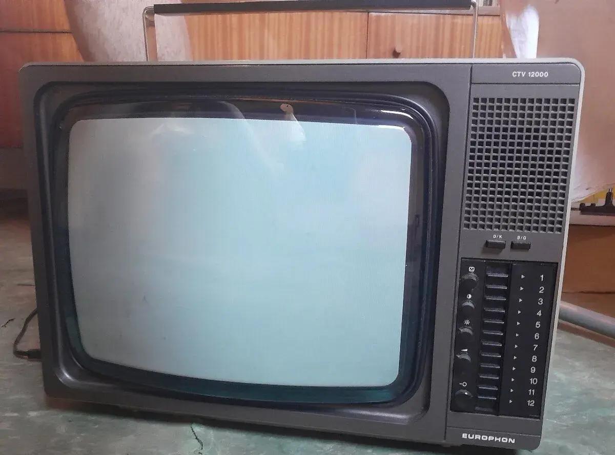 Stará malá přenosná televize barevná Europhon CTV12000