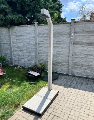 Zahradní bazénová sprcha
