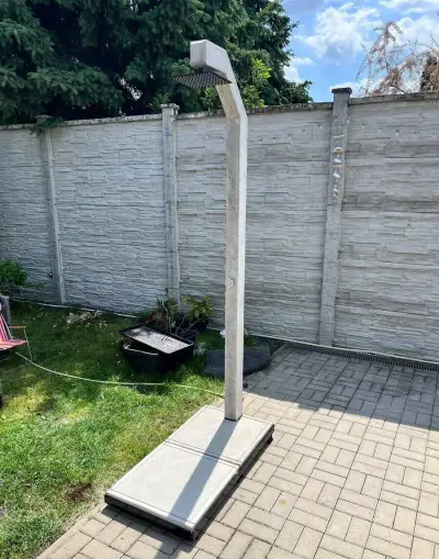 Zahradní bazénová sprcha