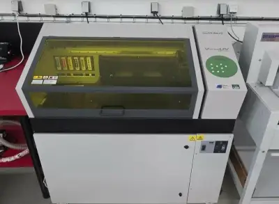 Roland UV LEF-200 — tiskárna na potisk reklamních předmětů