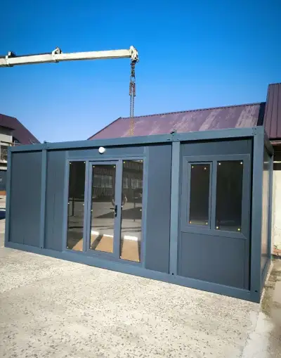 Zahradní buňka 6×2,4 m – antracit, francouzská okna, moderní