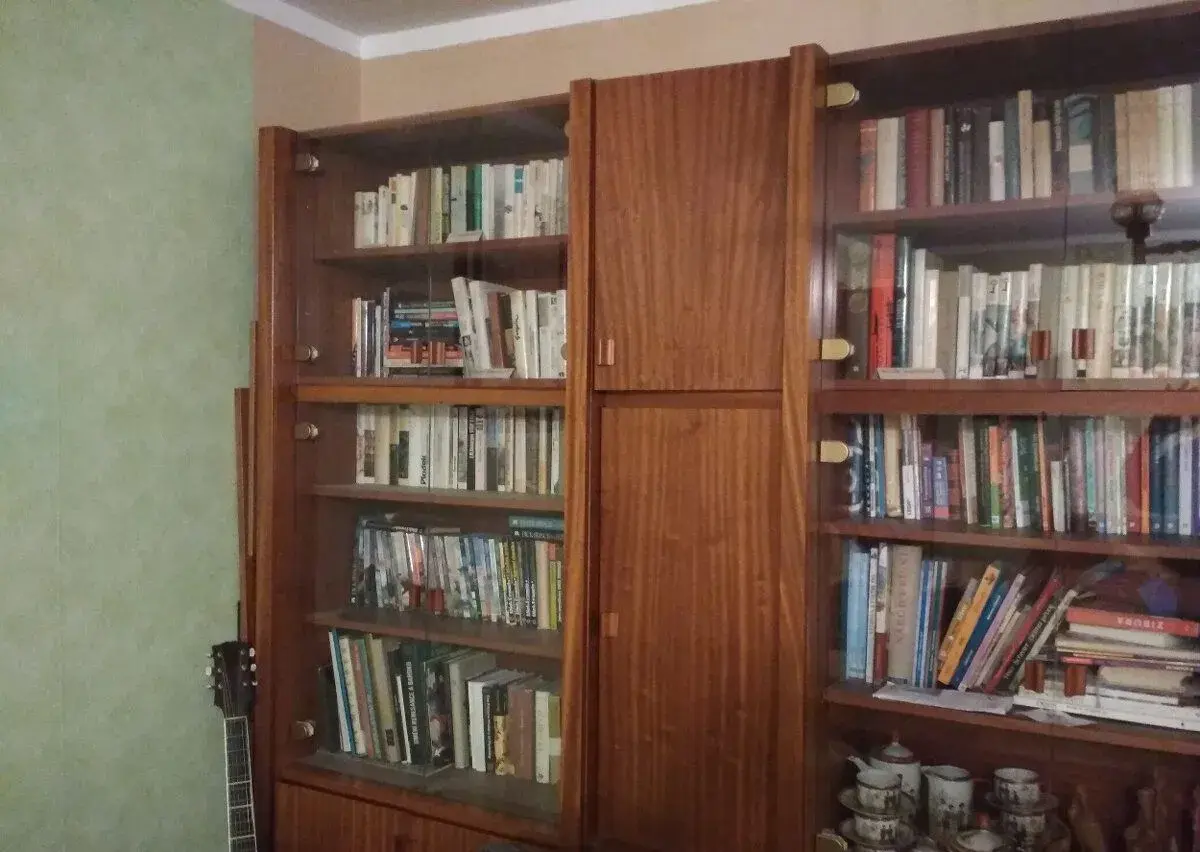 POPTÁVKA Retro obývací stěna a šatní skříň Jantar, mahagon