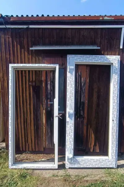 Jednokřídlé vchodové dveře (možnost přikoupit fixní rámy)