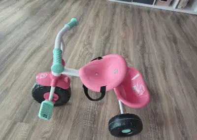 Dětská šlapací tříkolka s vodící tyčí
