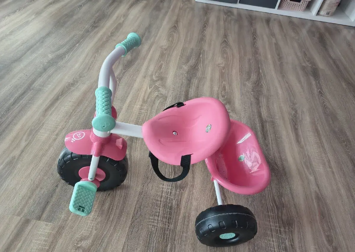 Dětská šlapací tříkolka s vodící tyčí