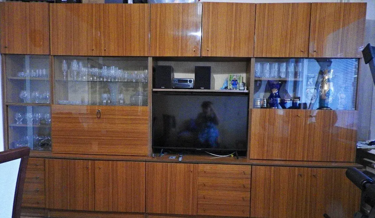 Zdarma starou stěnu do obývacího pokoje.
