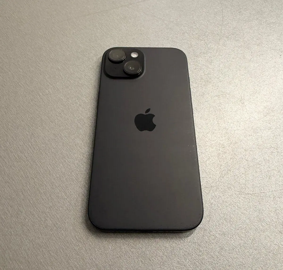 iPhone 15 128GB černý, pěkný stav, 12 měsíců záruka