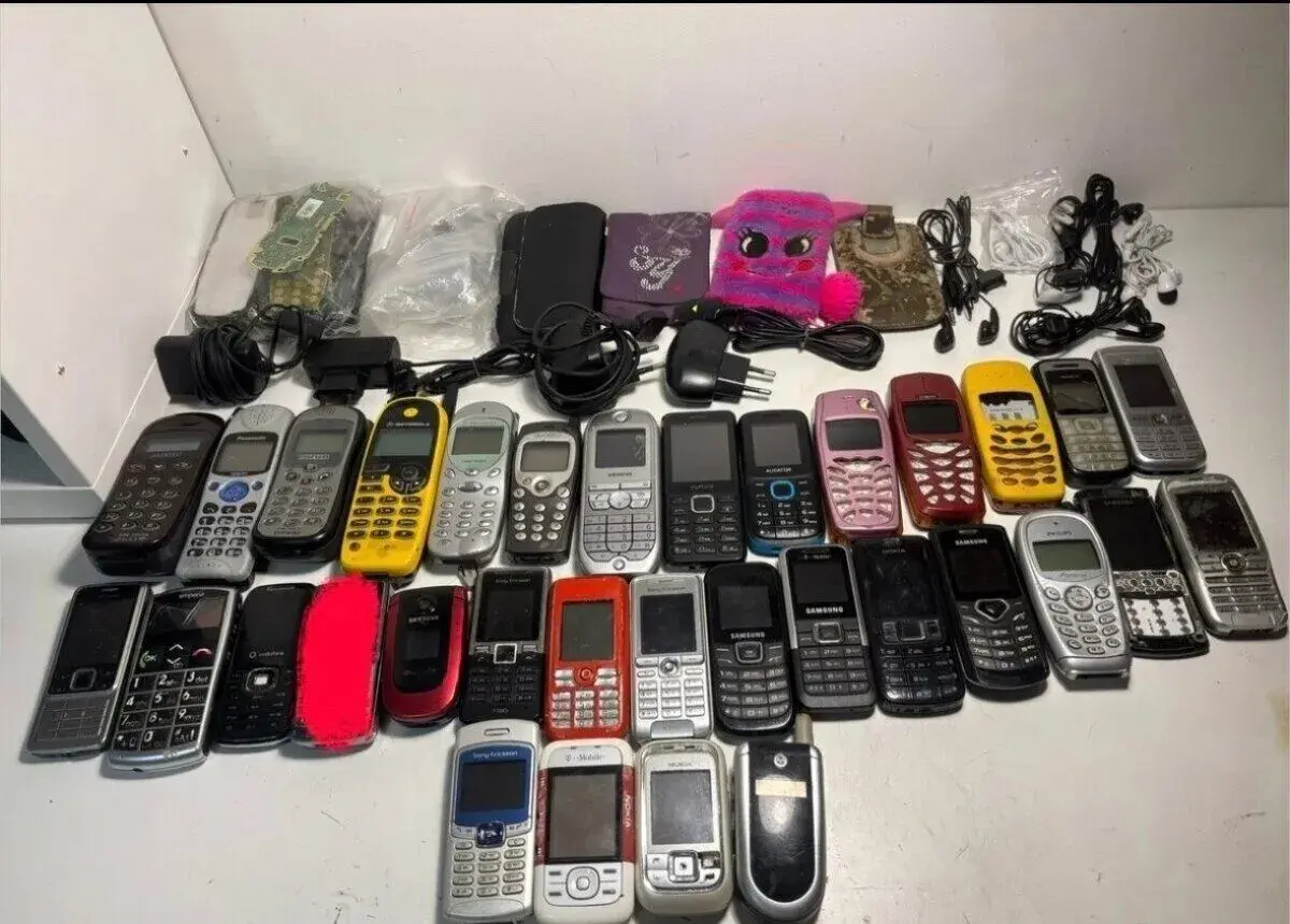 Soubor 32 tlačítkových telefonů se spoustou příslušenství