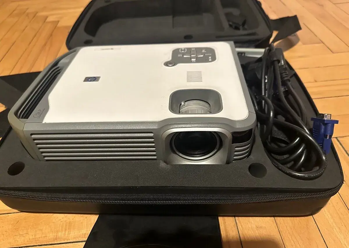 Projektor HP VP6220 vč. ovladače, kabelů, kufru