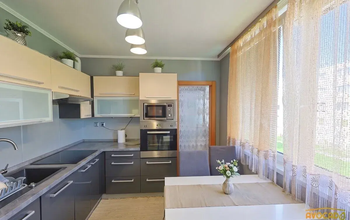 Prostorný byt se třemi lodžiemi, vlastní garáží