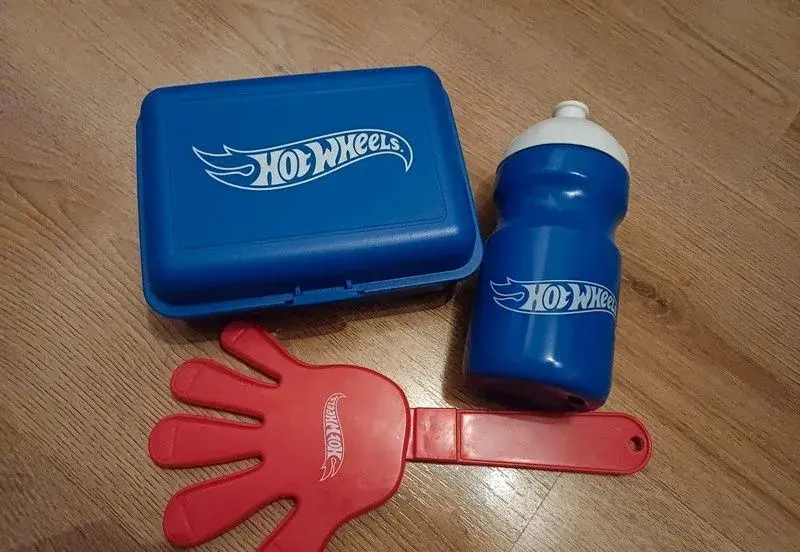 Set Hot Wheels - lahev, box, tleskačka