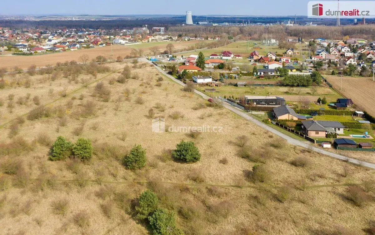 Prodej podílů, pozemků 912 a 811m2 v obci Libiš, okr. Mělník