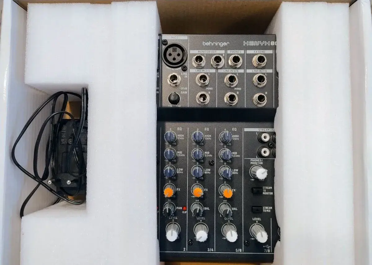 Behringer XENYX 802S – mixážní pult s USB