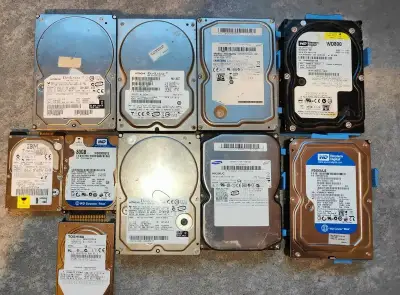10 ks starších HDD různých kapacit, 2,5" a 3,5", SATA i ID