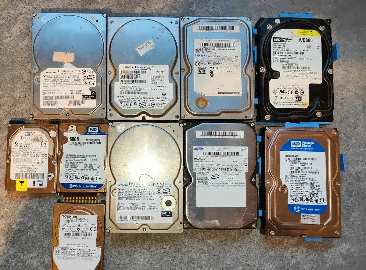 10 ks starších HDD různých kapacit, 2,5" a 3,5", SATA i ID