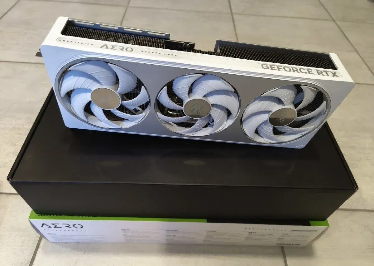 GIGABYTE GeForce RTX 5070 AERO OC 12G