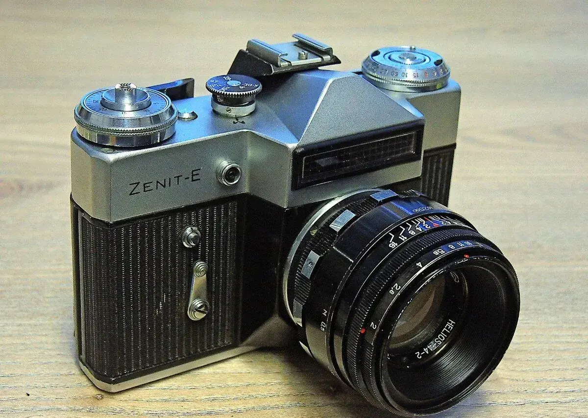 Kinofilmový Zenit E + Helios 44-2 "zebra"