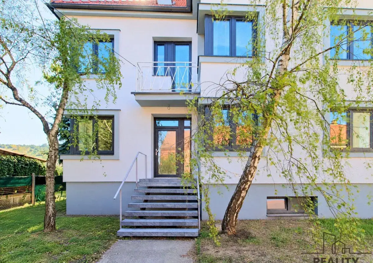 Byt s velkou terasou a výhledem na Výhon, 53 m² – pronájem,