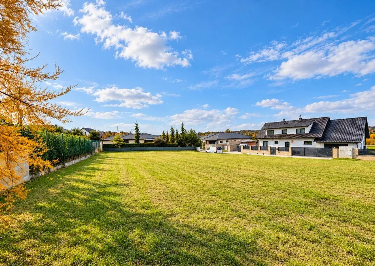 Prodej stavebního pozemku 1 166 m² – Doksy u Kladna