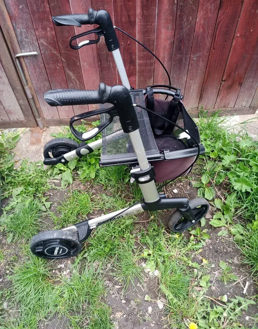 Chodítko pro seniora, je použitý