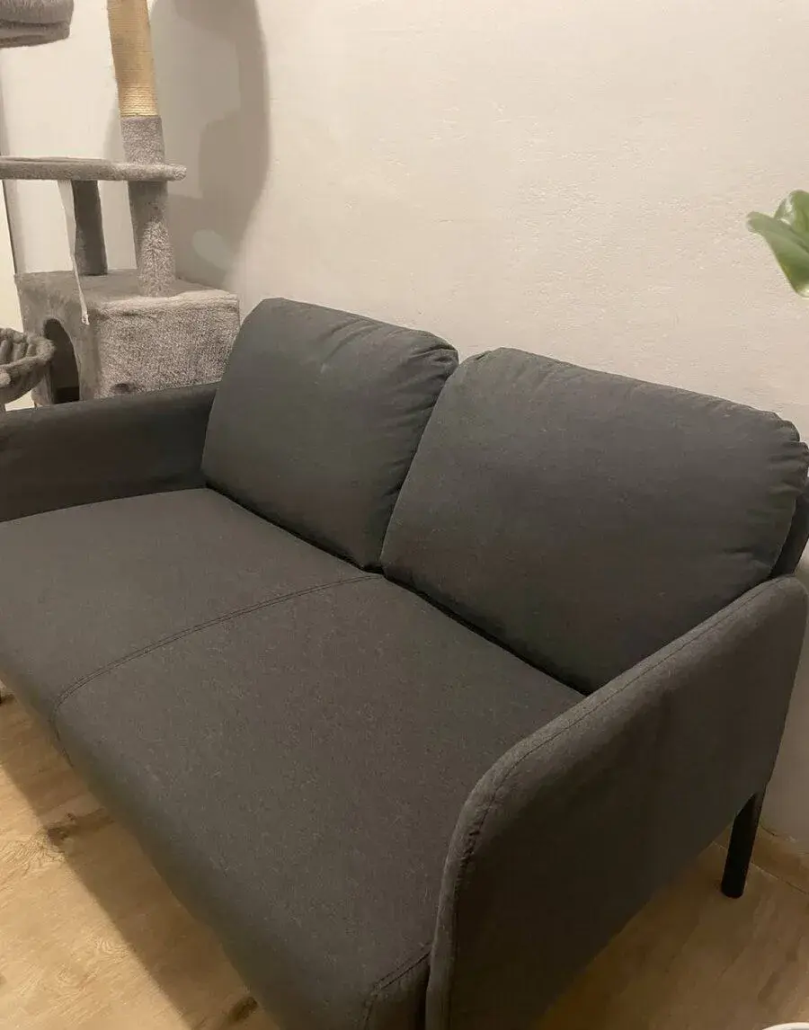 Malá dvoumístná pohovka – tmavě šedá