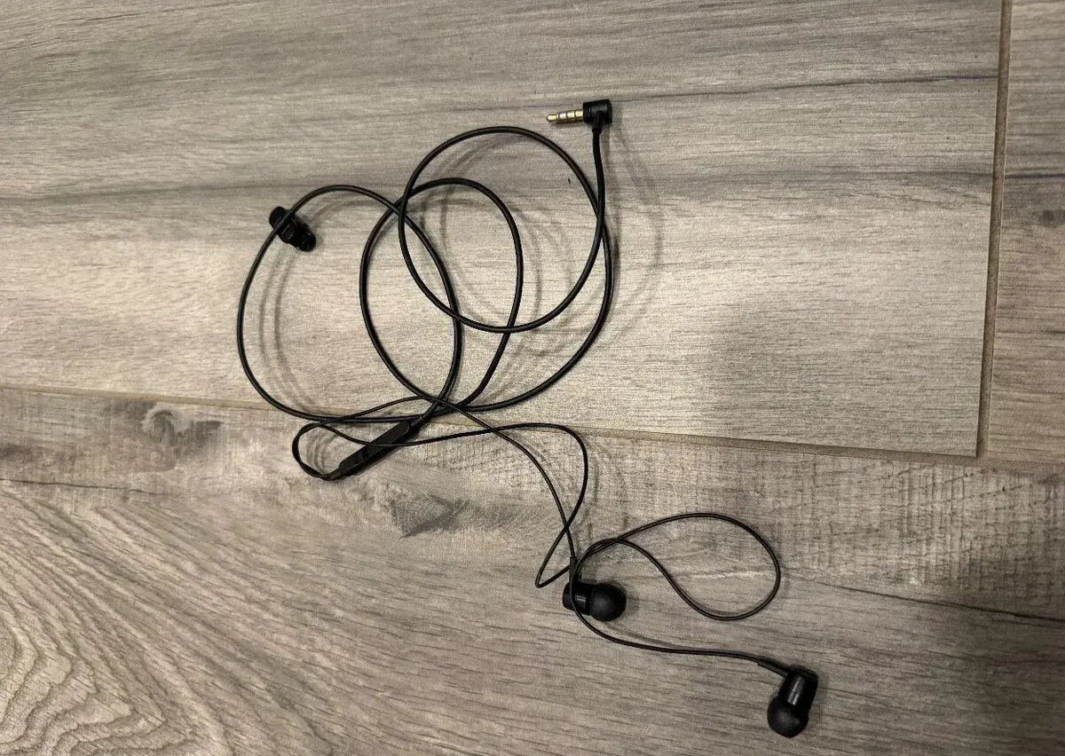 Drátová sluchátka do uší s mikrofonem (3,5mm jack)