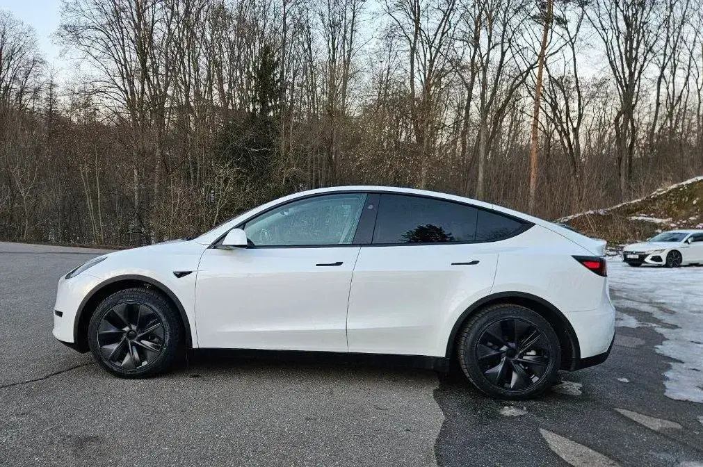 Pronájem vozidla Tesla Model Y
