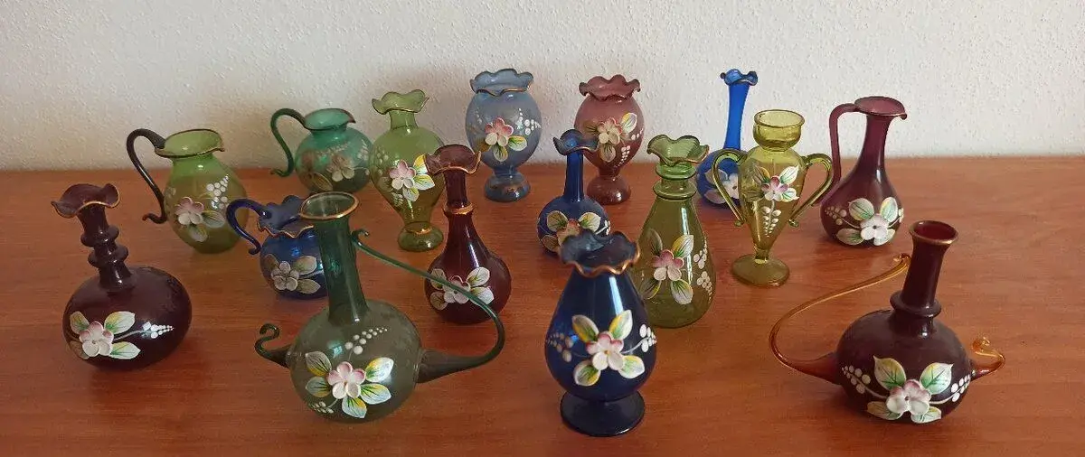 Miniaturní ručně malované foukané vázičky /16 kusů/.