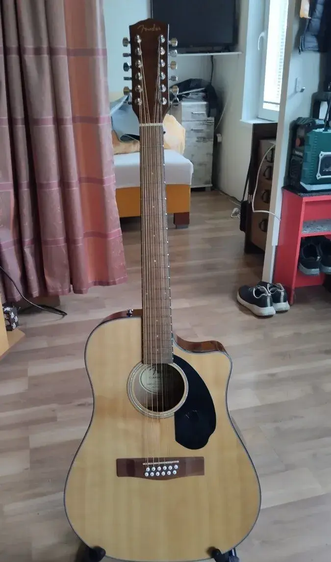 Dvanácti strunná kytara Fender