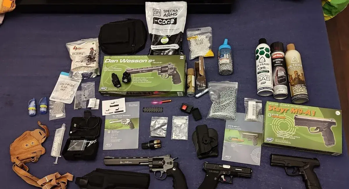 Airsoftová sbírka - Revolver 8'', Glock 18c WET, Steyr M9A
