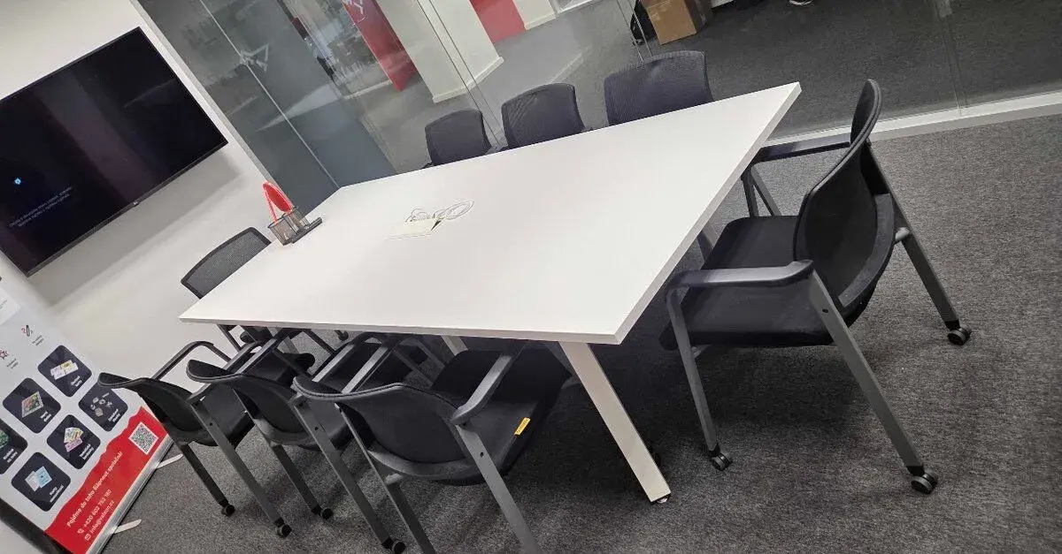 Konferenční stůl 240 × 100 cm + 8 židlí, Praha 8